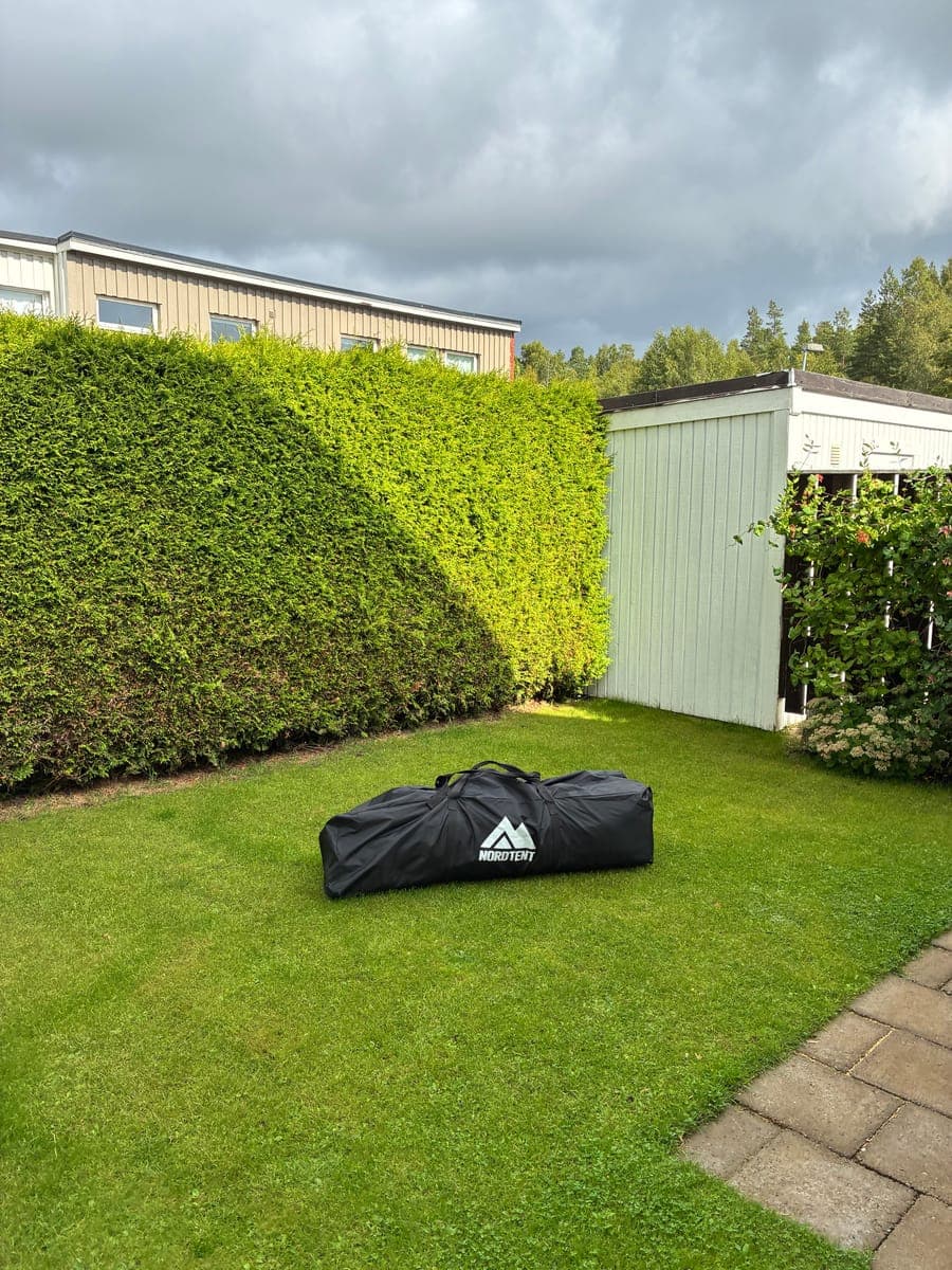 Tältväskan på gräsmattan
