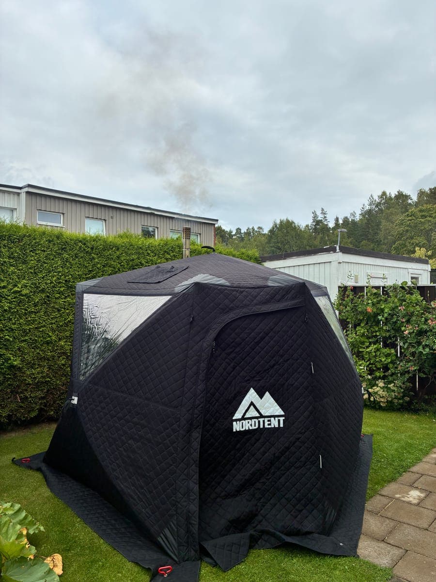 Det färdiga bastutältet sett utifrån med rök ur skorstenen